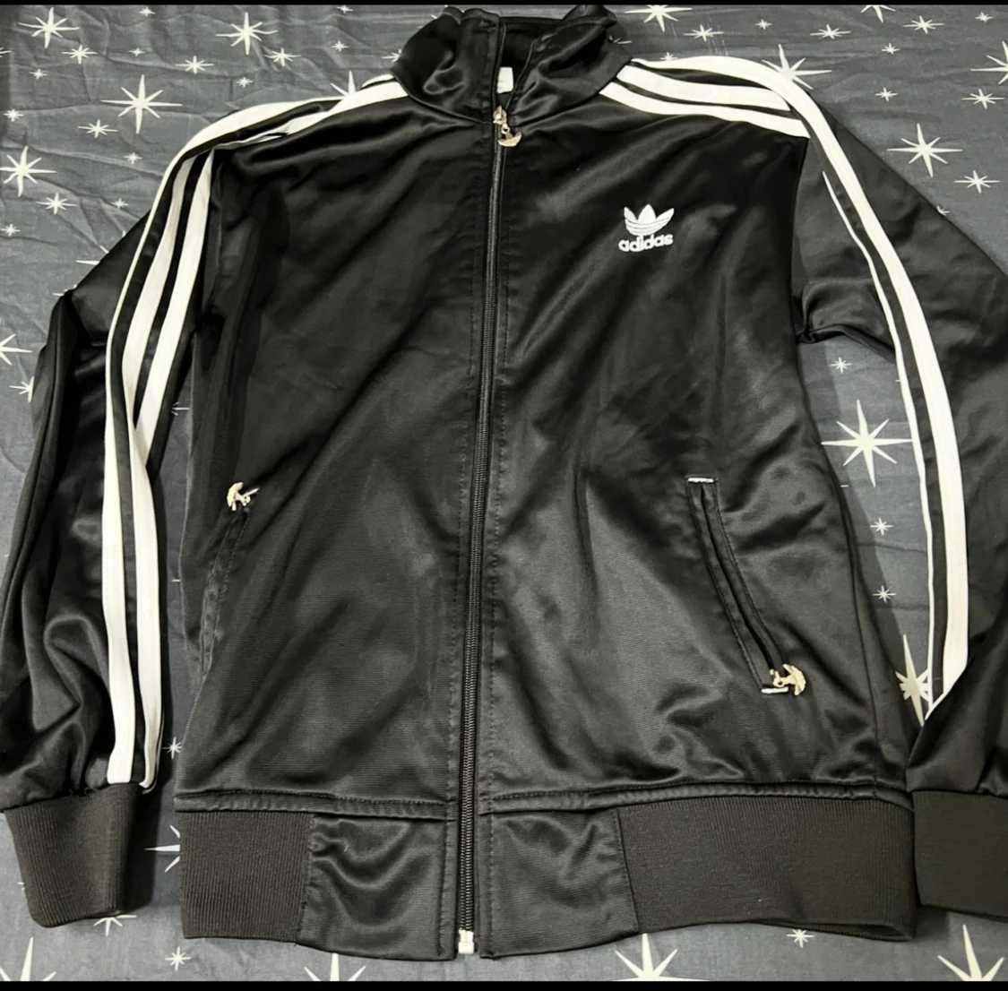 Svart Adidas track jacket med vita ränder