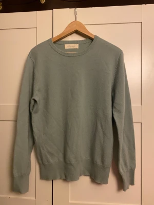 Ljusblå kashmirtröja Sayless - Superskön ljusblå tröja i mjuk kashmir från Sayless. Skulle säga att den är nästan turkos. Storlek S. Rund halsringning och långa ärmar med ribbade muddar. Enkel och stilren design som funkar till allt, perfekt för dig som gillar softa vibes och premiumkänsla. Hör av dig vid frågor elr liknande🙌