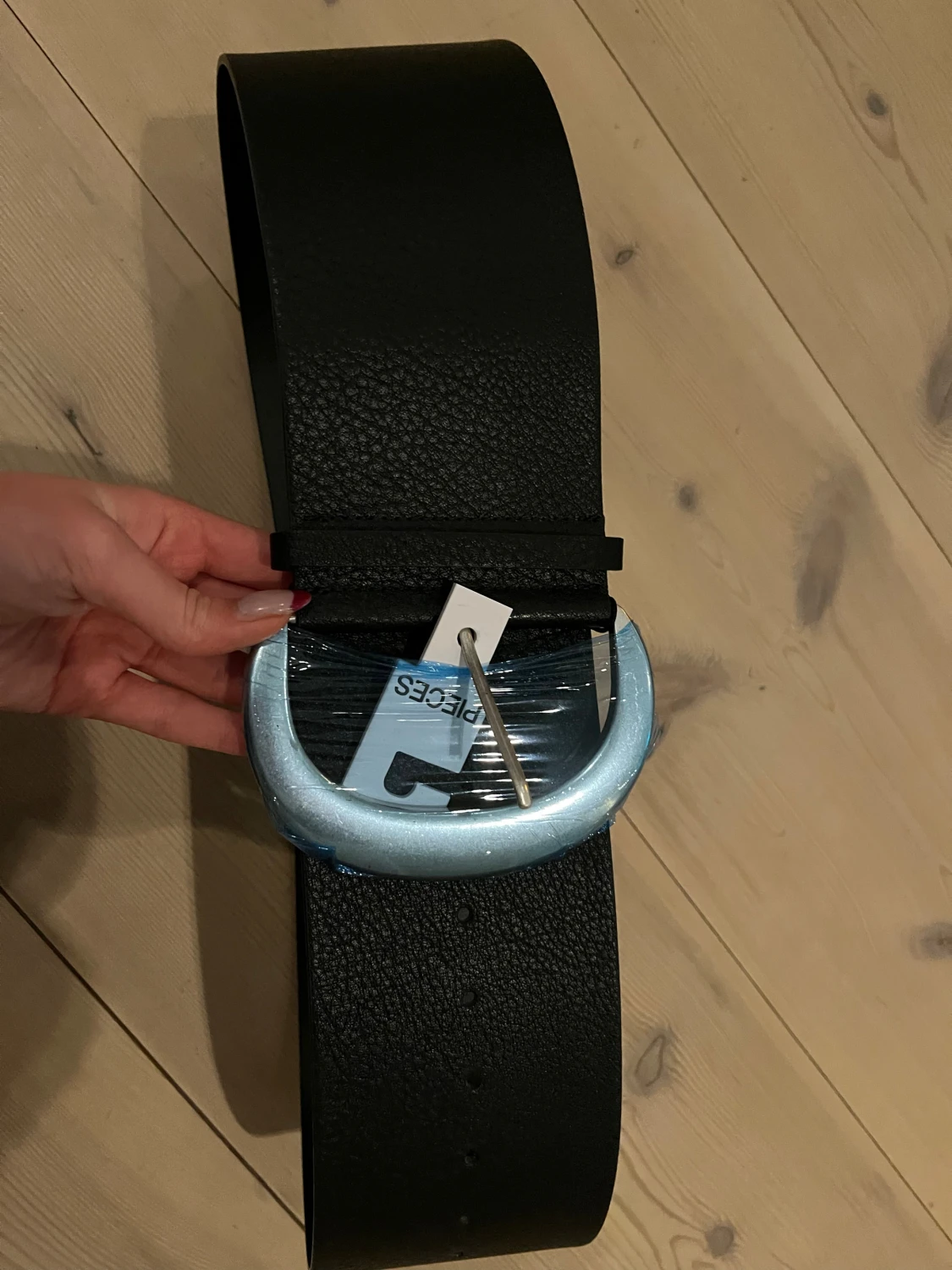 Coolt, trendigt svart brett bälte med silverfärgat spänne