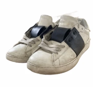 Valentino open - Säljer ett par valentino opens går att få dem till liv igen det är bara att tvätta dem lite skick 5.5/10 men går   att få dem fräscha igen!⭐️