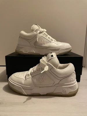 Amiri Ma-1 White  - Säljer ett par riktigt feta Amiri Ma- White. De är knappt använda men man ser lite creasing på toeboxen men inga skador och liknande. De är köpta på NK i Stockholm. Ny pris 8299kr. De är storlek 45 EUR men passar storlek 44 EUR. För att se ifall de är äkta kan du kontakta mig så kan jag visa kvittot på köpet från NK. Pris kan diskuteras!!