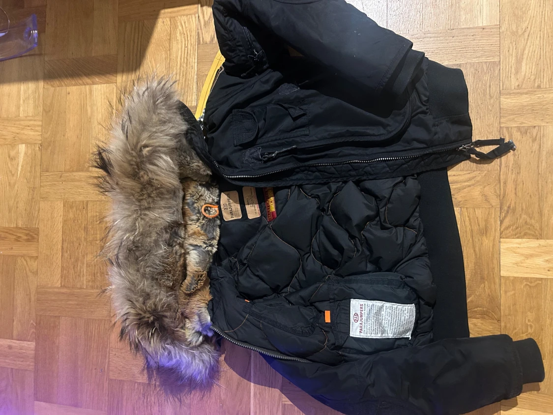 Svart Parajumpers pufferjacka med päls