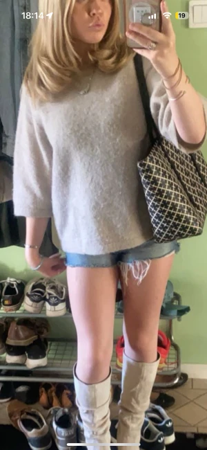 Stickad tröja &other stories - Beige stickad tröja från and other stories, sparsamt använd och väldigt bra skick.