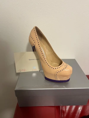 Gianmarco Lorenzi Dam Klackskor - ✨ Exklusiva Gianmarco Lorenzi klackskor – i mycket fint skick! ✨ Säljer ett par eleganta och lyxiga skor från Gianmarco Lorenzi, kända för sin italienska design och höga kvalitet. Skorna är i bra skick, väl omhändertagna och redo för en ny ägare. Ett perfekt val för dig som vill ha exklusiva designerklackar till ett riktigt bra pris.  📩 Skriv gärna om du har frågor eller vill se fler bilder! Nypris ligger på runt 5900 kr