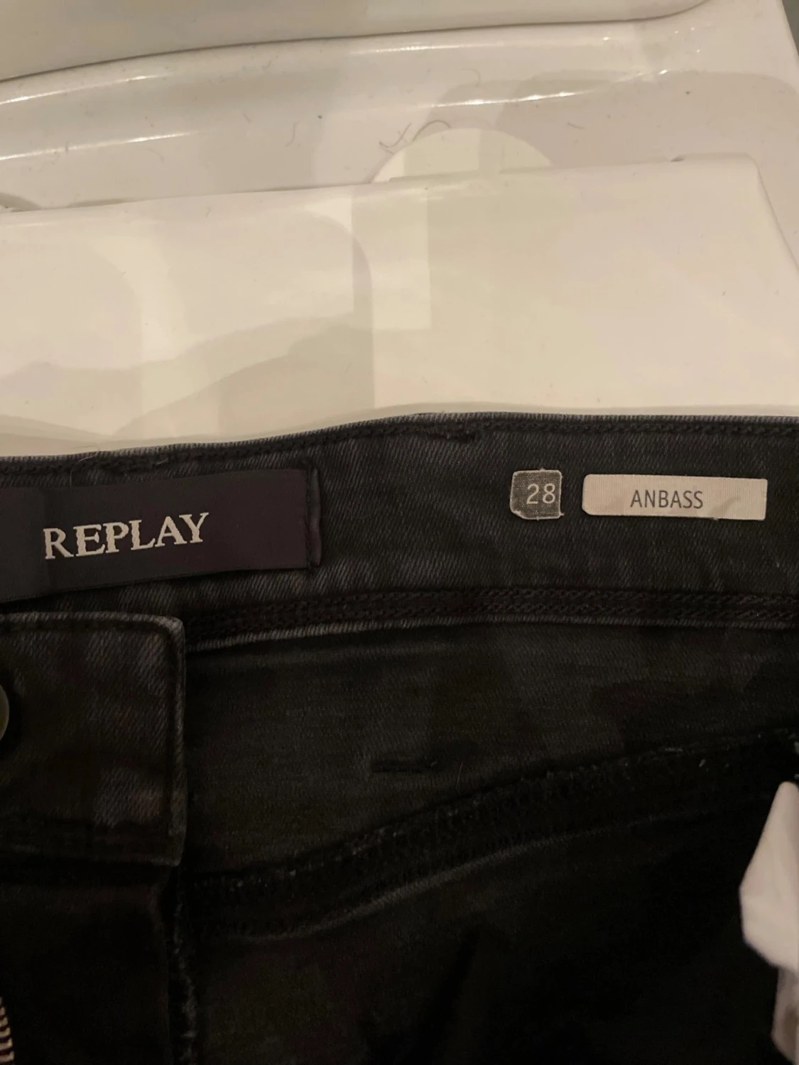 Säljer mina svarta AMBASS Reaplay jeans nu för 349kr