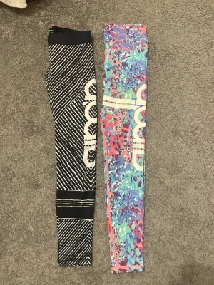 AIMN tights (2 par) - Två supersnygga träningstights från AIMN🖤💗💙Båda tightsen är väldigt lite använda, mycket nära nyskick! Det är möjligt att köpa tightsen som ett ”pack” men även separat. PRIS FÖR ”PACK”: 300kr / PRIS STYCK: 200kr. De svart-vita tightsen är i storlek XS och de färgglada tightsen är i storlek S. 