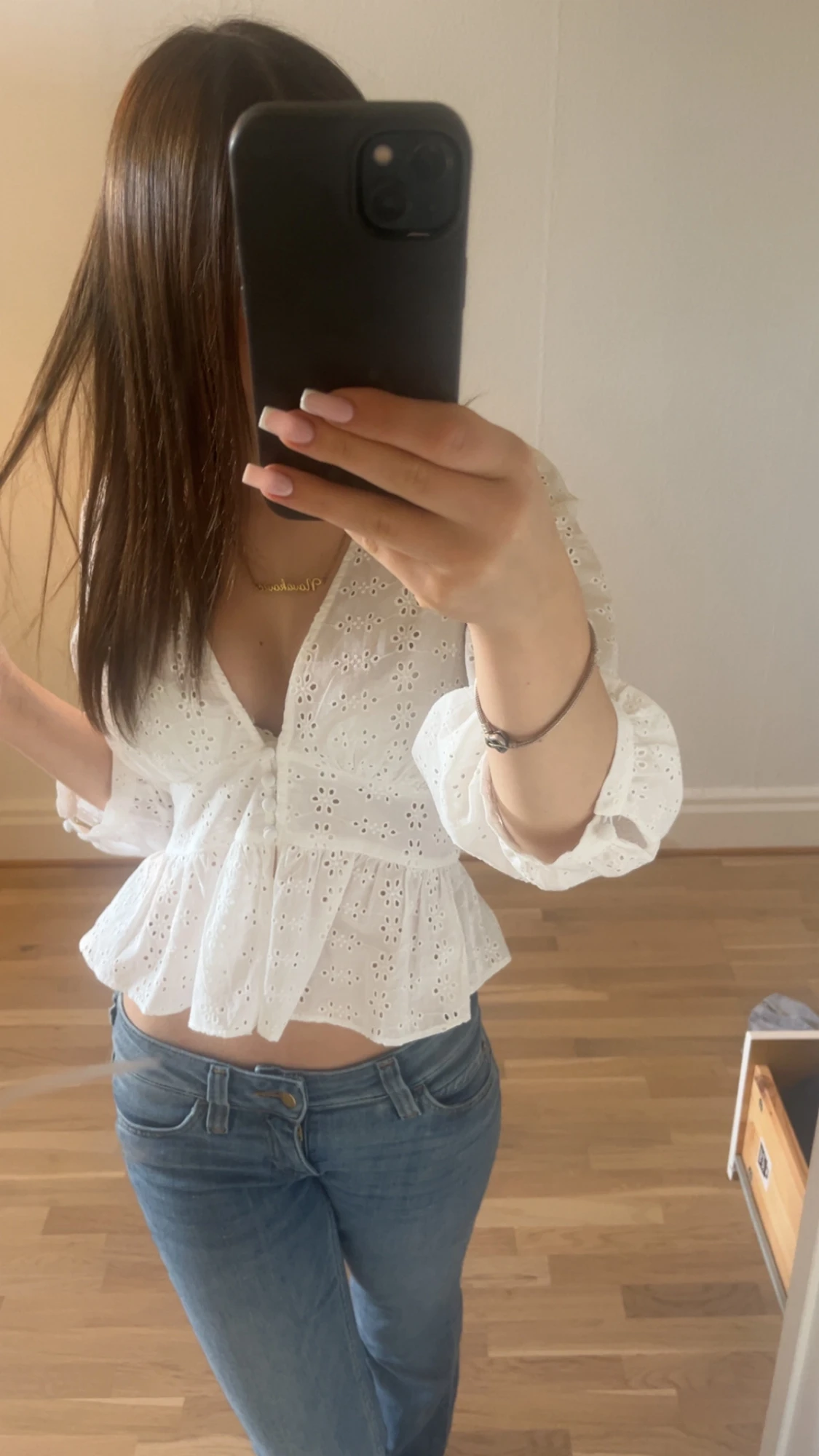 Vit broderad blus med volang