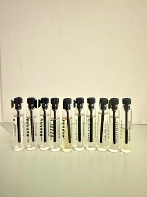 10 parfymprover ESSNCE  - Tio parfymtesters från ESSNCE, de flesta är nästan helt fulla men alla är minst halvfulla. Majoriteten unisex-dofter. Dofterna är Toxique, skyfall mystery, signature vang, warm n spicy, vanilla baby, milky flower, drunk apple pie, high on chai, woody sandal och boosy peach. Nypris 450 kr 