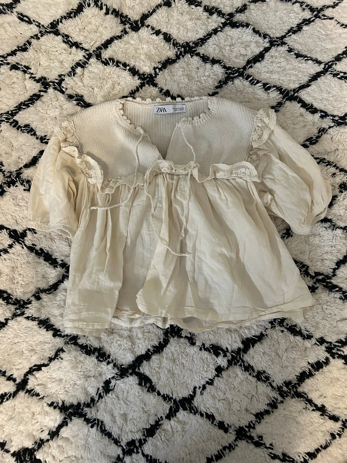 Beige blus med spets från Zara