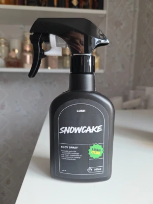Lush Snowcake Body Spray 200ml - Snowcake Body Spray från Lush Club, 200ml. Nypris 450 kr precis köpt, tagit ca 19-20 ml.  Vegansk och självkonserverande formula med ingredienser som tonkaböna, ros, vanilj och eteriska oljor. Snowcake  https://www.lush.com/se/sv/p/snow-cake-body-spray