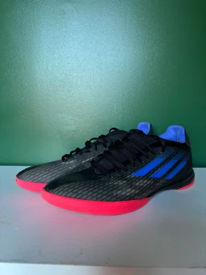Adidas svarta fotbollsskor med blå detaljer - Storlek 42 2/3! Bra skick. Skickas inom 24 timmar 🚚