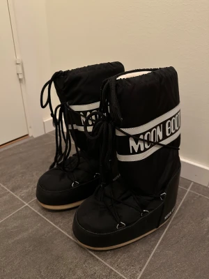 Moon Boots - Höga svarta Moon Boots nypris (1600-2300) 