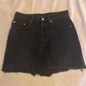 Svart Kjol - Levi’s - Säljer en svart kjol från Levi’s i storlek S. Den  är i väldigt fint skick. Jättefin passform och funkar både till vardag och fest🩷