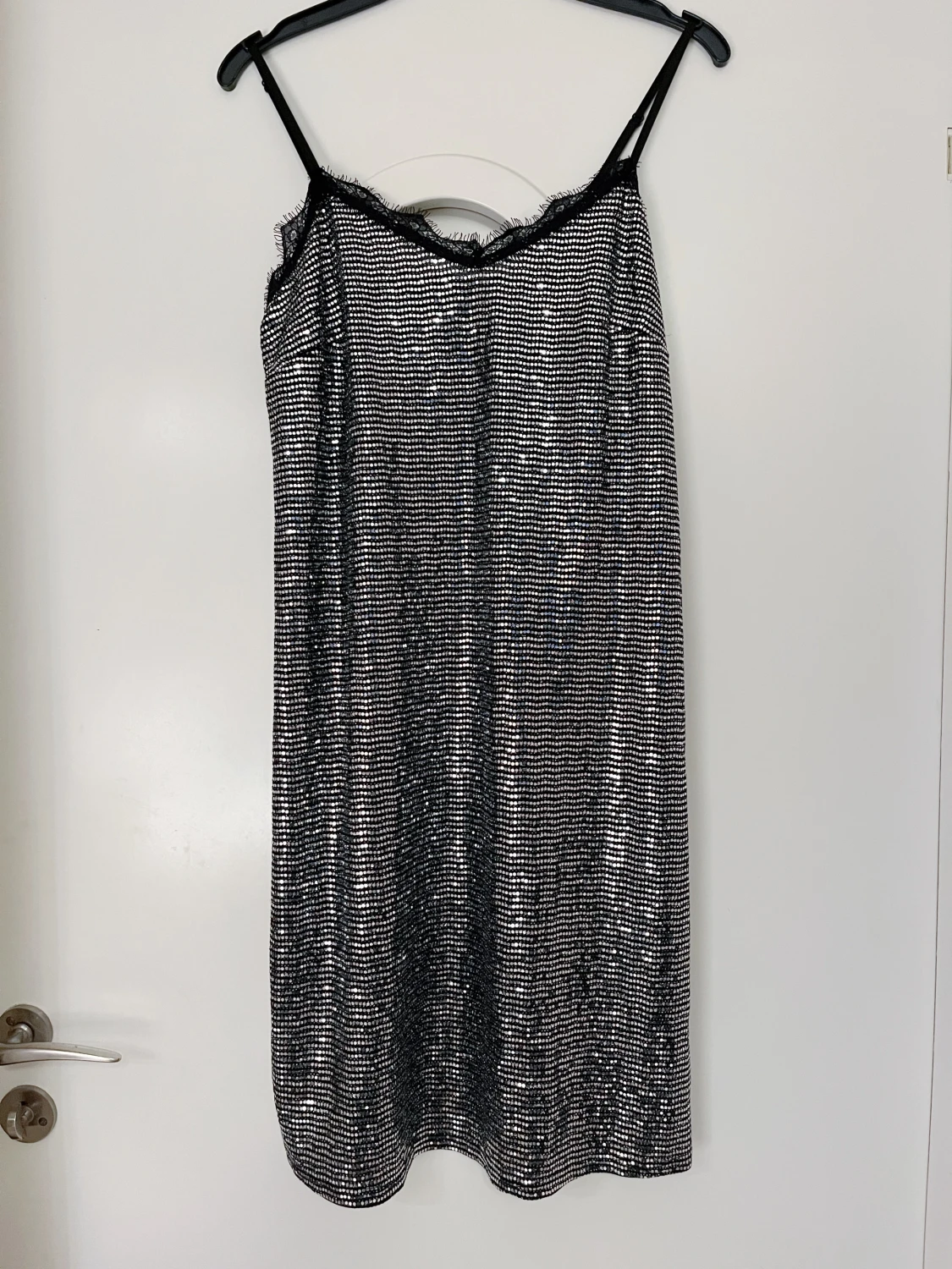 Glittrig silverklänning med spets