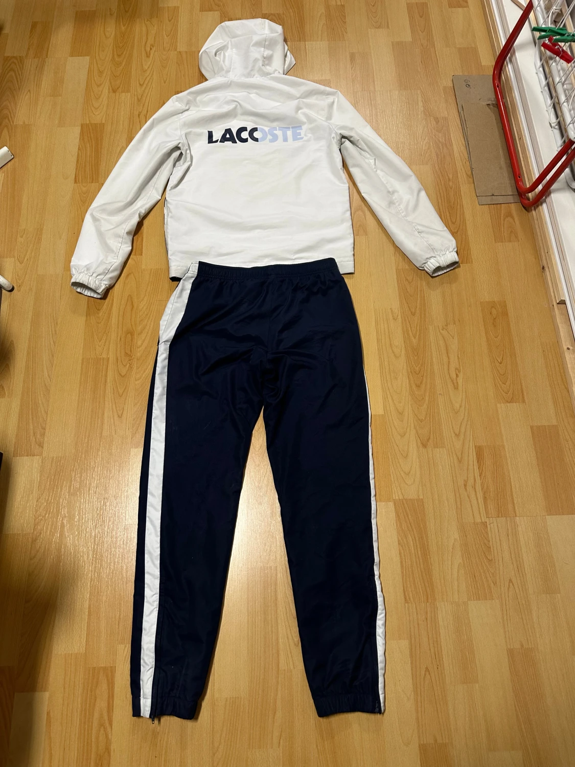 Lacoste vit och marinblå tracksuit - 3