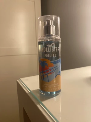 Hollister Malibu Fragrance Mist - Fräsch body mist från Hollister med strandinspirerad design. Perfekt för dig som vill ha en lätt och uppfriskande doft. Volym: 125 ml.