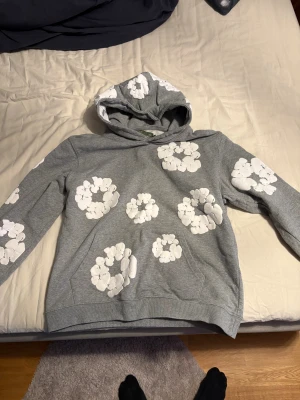 Denim Tears hoodie - Säljer nu min denim tears hoodie som blivit för liten, storlek M. Köpt på farfetch för ungefär 4000kr men har inte kvar kvitto därav priset.