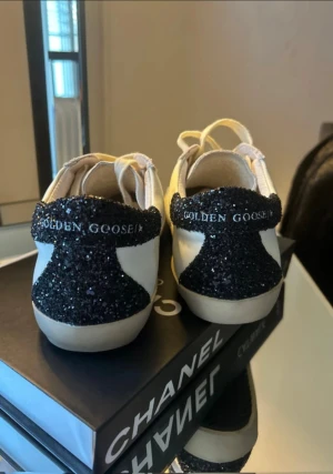 Golden goose Women/ med paljet brun svans - Hej! Säljer ett par snygga golden goose skor med glitter till. Skick:9/10- lite smuts som går att ta bort. Storlek: Women Size- 38. Säljer dom åt syrran då dom inte passar henne längre.Box, kvitto och goodie bag kommer till. Dma🤩