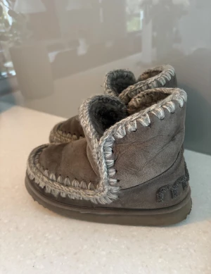 Mou mou skor - Säljer dessa super snygga mou mou skor perfekt nu till vintern!! Dem är i storlek 39 och använda sparsamt säljer för endast 1400kr🩷🩷