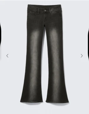 Svarta bootcut jeans med utsvängda ben - Säljer ett par svarta bootcut jeans med snyggt utsvängda ben och klassisk femficksdesign. Jeansen har en tvättad look med ljusare partier framtill och normal passform i midjan. Perfekta för dig som vill ha en retrovibe i garderoben.använda bara en gång.