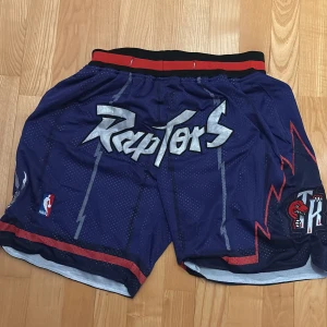 Nba basket shorts  - Ett par sköna basket shorts i storlek M i bra skick förutom vänster ficka har ett håll i sig. Toronto rapters 