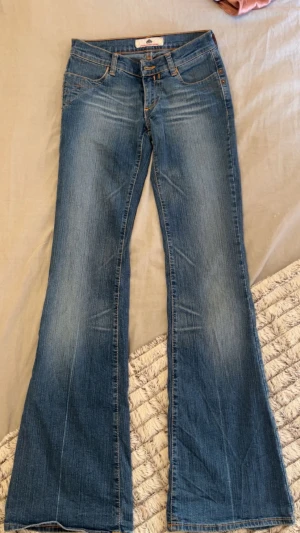 Mörkblå lowwaist bootcut jeans  - Säljer dessa supersnygga lowwaist jeans jag köpt på Vinted😍Midjemåttet är 32 cm! 