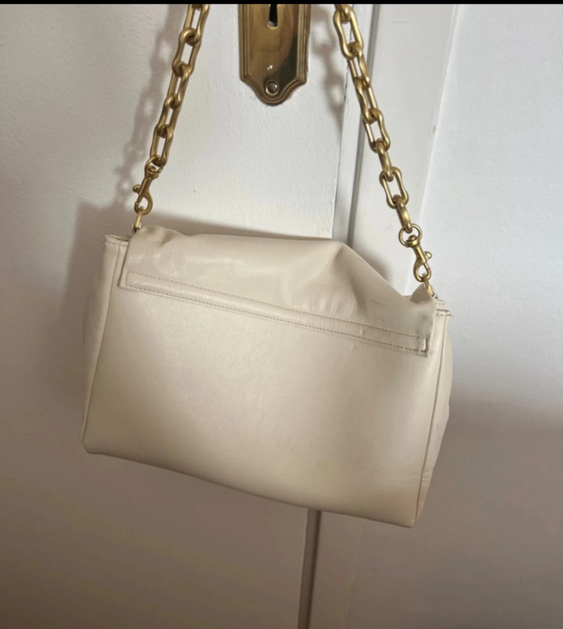 Crémevit axelväska med kedja från Zara - 1