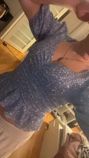 Blommig blå croppad blus med volang - Supersöt blommig blus i blått och vitt med croppad passform och volang nedtill. Toppen har v-ringning, puffiga korta ärmar och rynkade detaljer framtill. Materialet är lätt och känns som bomull eller polyester. Passar även 13-12 år!💗 om frågor skriv privat!💗