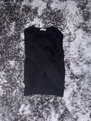 Svart stickad tröja från Matinique - En stilren svart stickad tröja från Matinique i storlek L. Tröjan har rund halsringning, ribbade muddar vid ärmslut och nederkant samt långärmad passform. Perfekt för dig som gillar enkel och clean look.