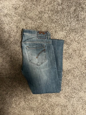 Dondup George jeans  - Tjena, säljer nu mina fina dondup jeans. Jeansen är slimfit. Snygga med slitningar, med endast en liten flaw (bild 4) som enkelt går att sy igen. Storlek 36, passar W33. Nypris 3500kr. Hör gärna av dig vid funderingar 😊