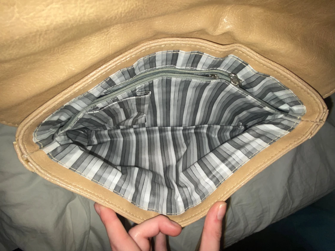 Beige axelväska i skinn med detaljer - 2