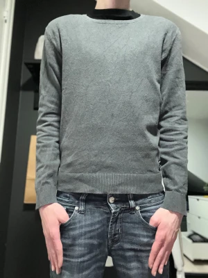 Replay tröja - Stilig o fräsch tröja från replay, säljer då jag tröttnat på den men har varit en favorit länge🙌Mått och bilder med plagget på kan skickas vid intresse👍(Modellen är 178cm och väger 60kg).