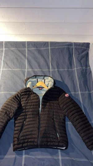 Svart Colmar jacka - Hej, jag säljer nu min Colmar jacka i storlek xs. Den är i väldigt fint skick, och är endast använd vid några enstaka tillfällen förra året. 