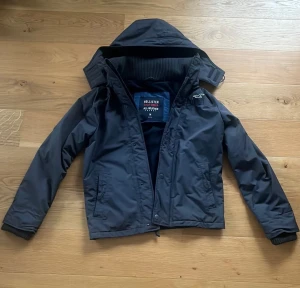 Hollister Jacka  - Oanvänd, Storlek Medium. 