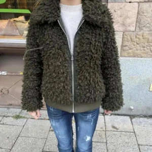 Grön teddy jacka  - Grön teddyjacka från HM, använt mycket men fint skick ☺️ passar från XS-M skulle jag säga