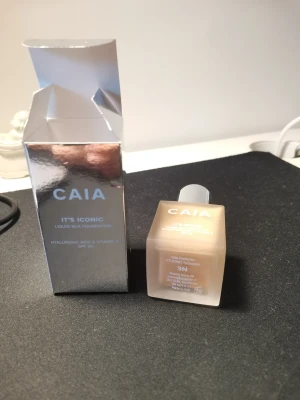 CAIA It's Iconic Foundation 3N - CAIA It's Iconic Liquid Silk Foundation i nyansen 3N. Oanvänd, säljer då jag köpte fel färg