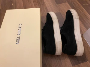 Axel arigato  - Ett par axel arigato