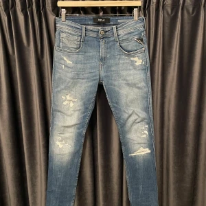 Replay anbass  - Replay anbass - skick 9/10, mycket fint skick, ända defekten är att sömmarna lossnat lite på baklappen (bild 4) - storlek 28/32 - riktigt schyssta jeans med feta slitningar - hör av er för mått eller vid andra frågor🙌