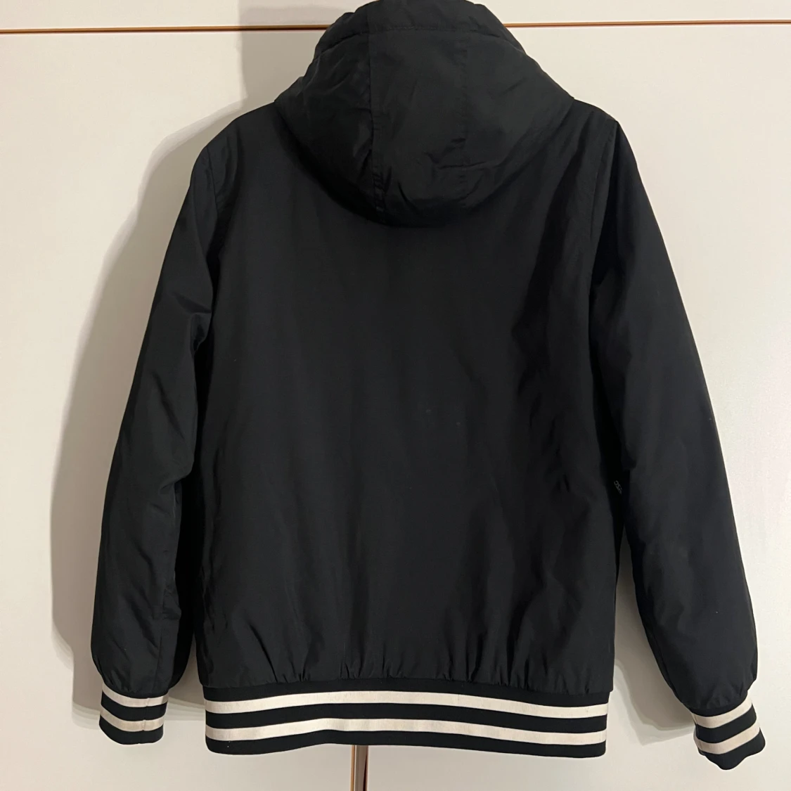 Svart vindjacka från WESC med huva - 1