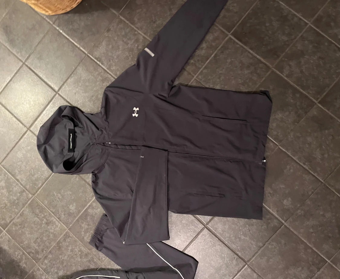 Grå vindjacka från Under Armour - 1