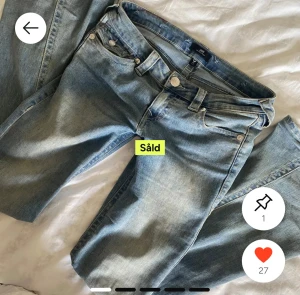 True Religion ljusblå jeans med broderade fickor - True Religion jeans i ljusblå tvätt med klassiska broderade bakfickor och silverfärgade knappar. Bilderna är från den ja köpte dom från, men köpte från annat konto💗