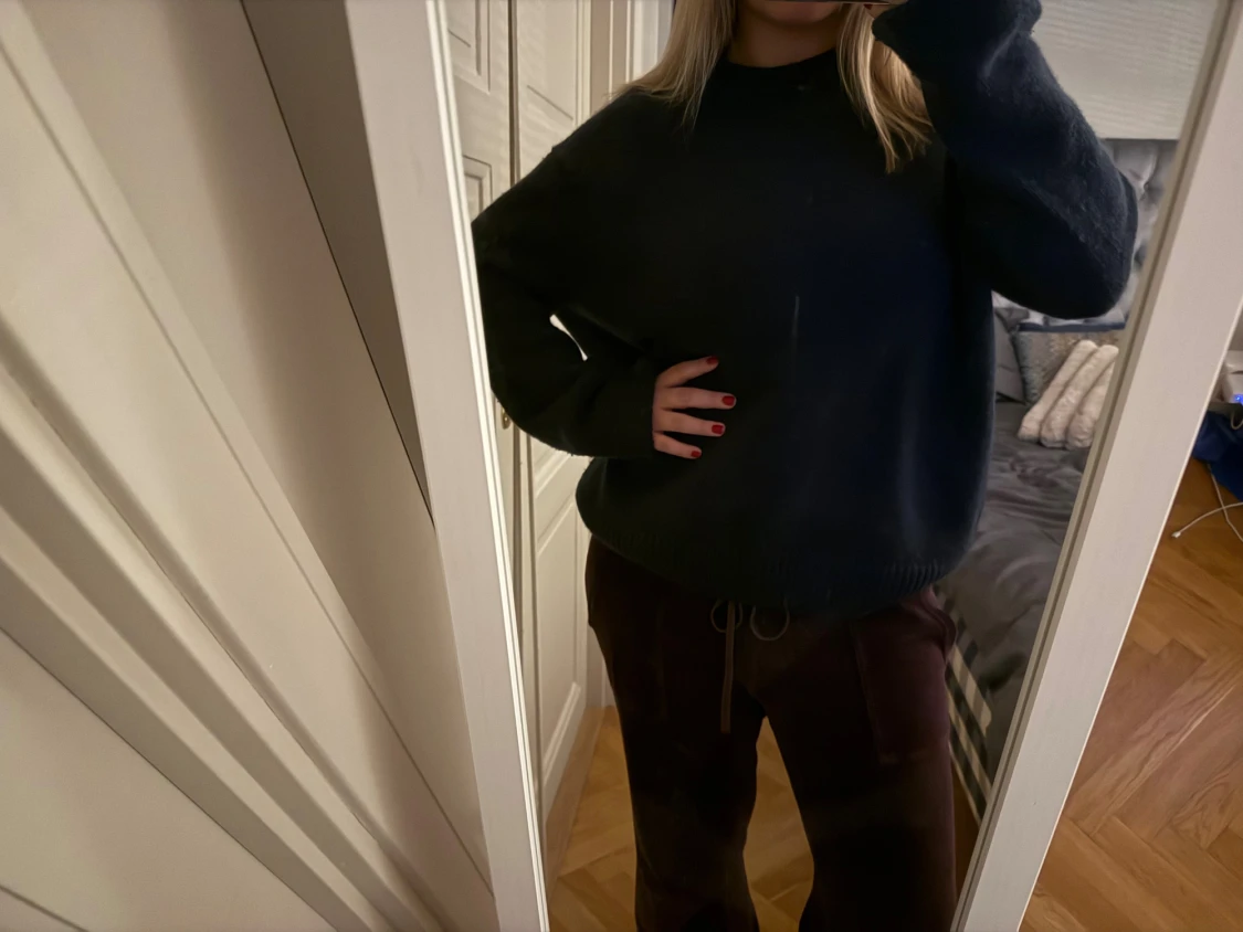 Mörkblå stickad tröja i loose fit - 1