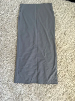 Långkjol med slit  - Grå långkjol med slit på baksidan från Lager 157. Aldrig använd. Har prislapp. Nypris 150kr. Skriv om frågor💕