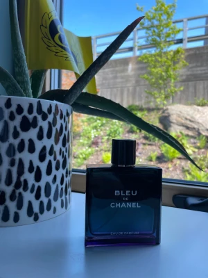 Bleu de Chanel Eau de Parfum - Bleu de Chanel, helt oanvänd saknar dock ä kthetstecken. Saknar också kartong. Vill bara bli av med.