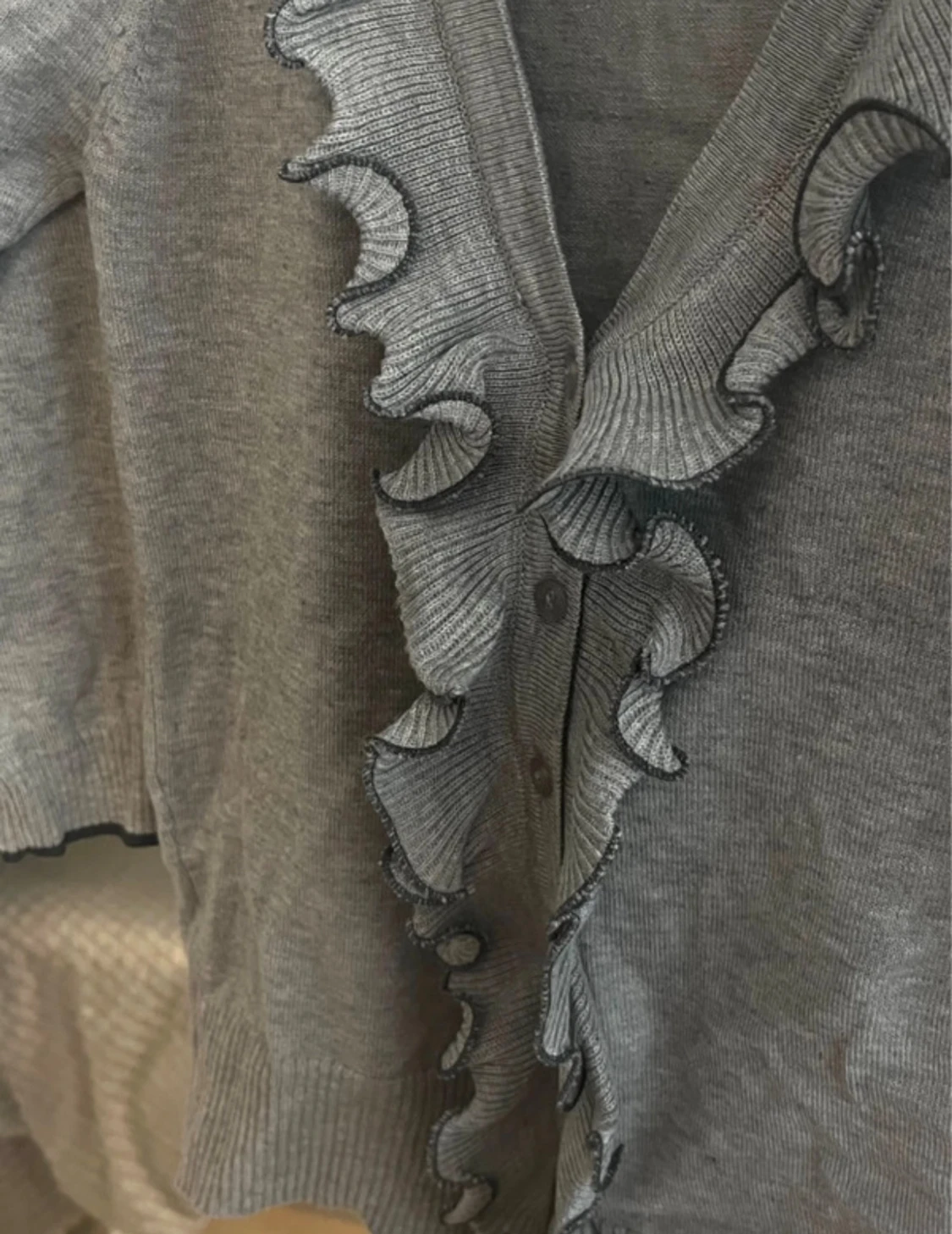 Grå kofta med volangdetaljer - 2