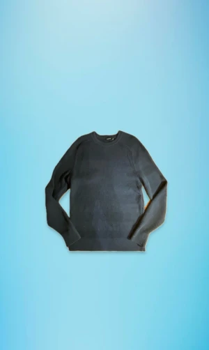 Mörkblå stickad tröja J.Lindeberg M - Ny pris 1200kr!! Mörkblå stickad tröja från J.Lindeberg i storlek M. Tröjan har rund hals, ribbade muddar och långärmad passform. Enkel och stilren design som funkar till många olika looks. Materialet är mjukt och bekvämt.