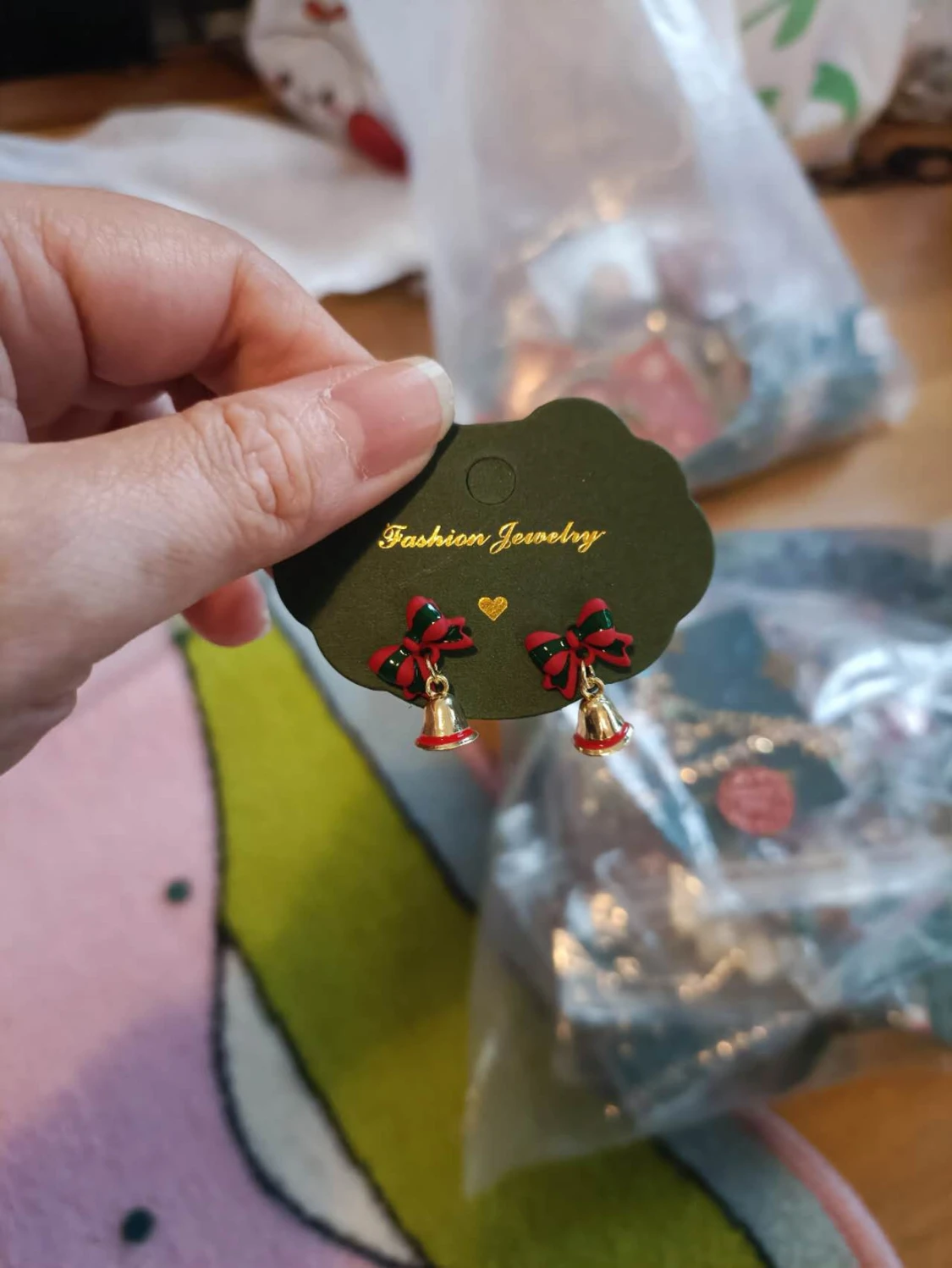 Juliga örhängen med rosett och klocka