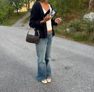 Blå bootcut jeans från Zara - Säljer ett par klassiska blå jeans från zara med bootcut passform. Jeansen har en snygg tvätt med lite baggy passform. Perfekt för dig som gillar retrovibbar och vill ha ett par jeans med lite vidare ben. Materialet är slitstarkt denim.