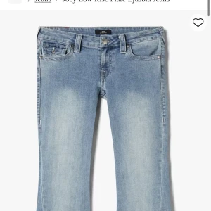 True Religion ljusblå flare jeans - Ljusblå jeans från True Religion modellen ”Joey” med låg midja och utsvängda ben. Klassiska bakfickor med broderad logga och silverfärgade knappar. Köpta i Juni så relativt nya. Uppsydda då jag är 158 cm. 