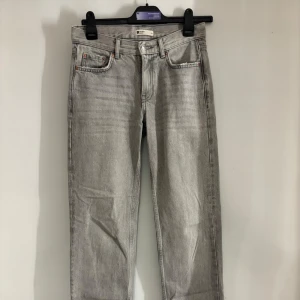 Baggyjeans - Grå jeans från g perfect jeans i rak modell. Klippt slits på dom. Super snygga och lågmidjade!!